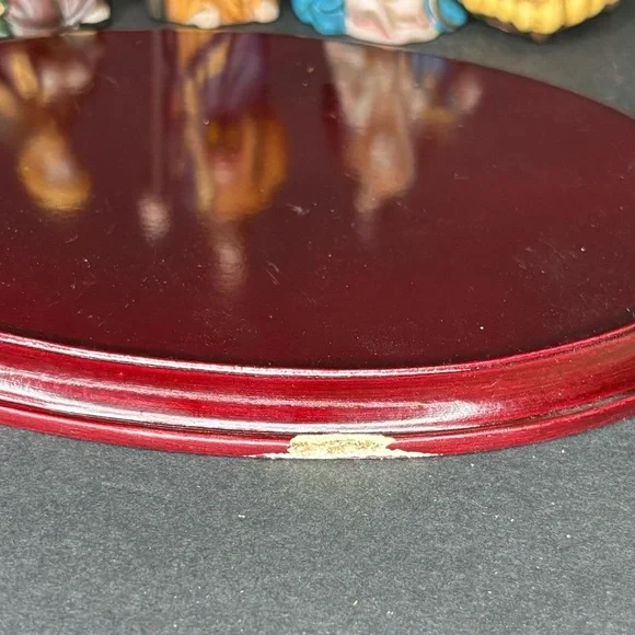 Scott's Porcelain 11 piece Nativity Christmas set with wood base. - Picture 12 of 16